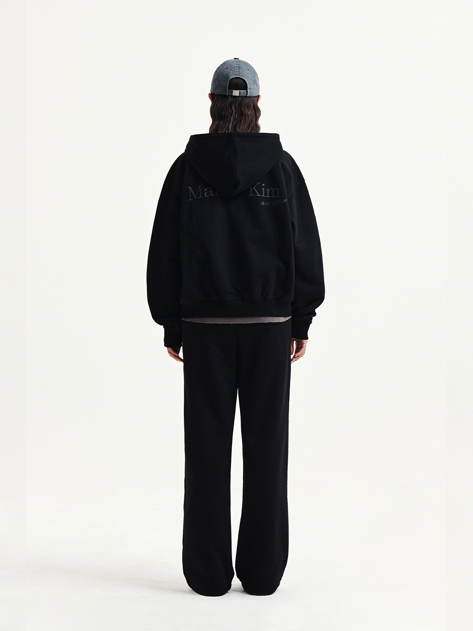 BACK LOGO ESSENTIAL HOODY ZIP UP IN BLACK