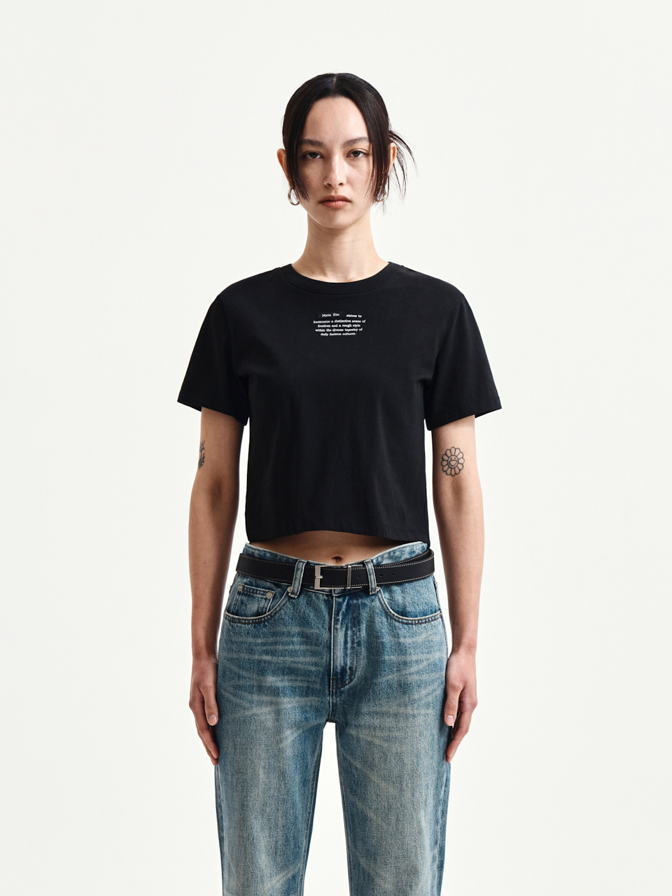 標籤字母印花短版上衣 黑色