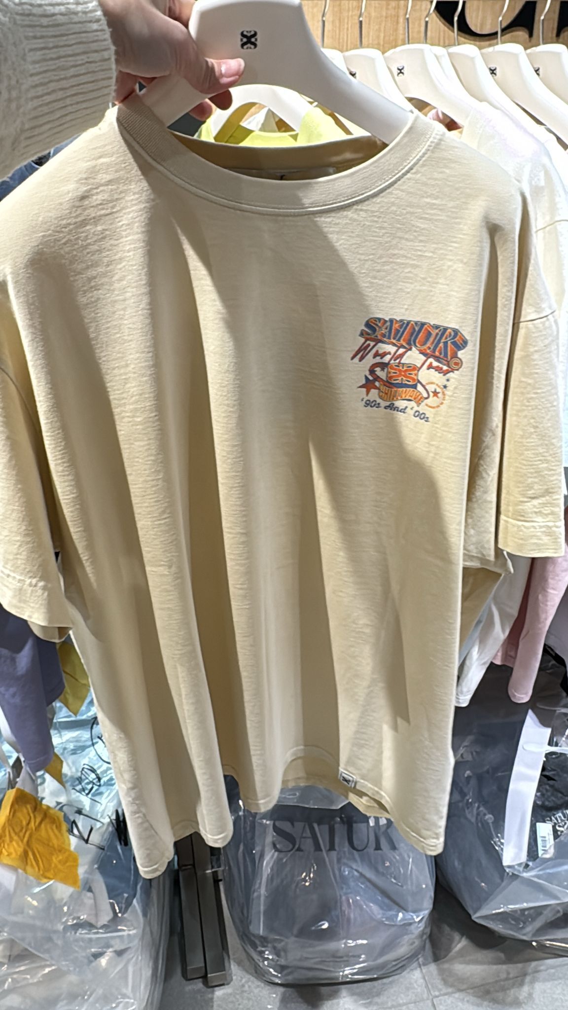 Satur｜必買25折扣款🌟極少庫存🌟 Satur World Tour Logo T-Shirt SA252MTS18 [2 colors]