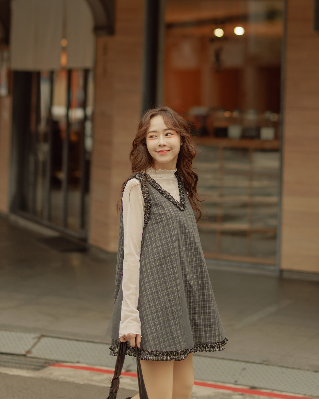 Checkered sheer sleeveless cropped top with ruffled hem, available in two colors.【01099560】in stock+pre-order