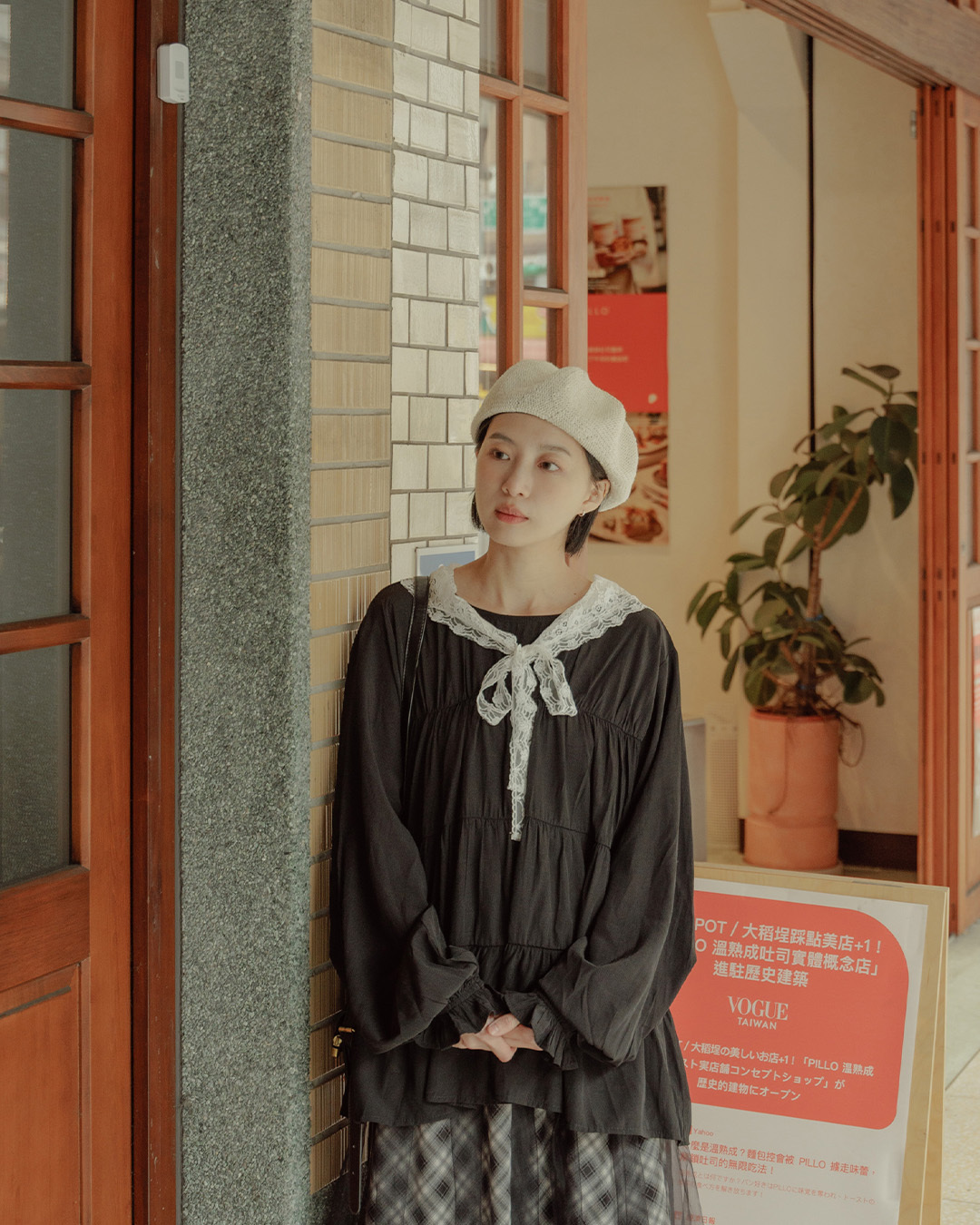 Textured cake-style cutout umbrella-hem round neck top, available in two colors.【01099366】in stock+pre-order