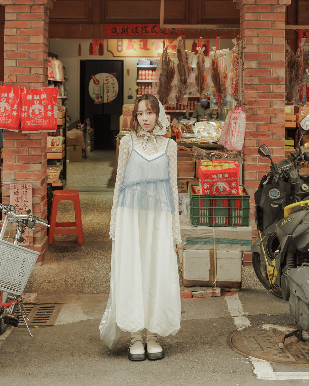 Color-blocked mesh vest with ruffled trim and balloon details, available in three colors.【01087162】in stock+pre-order