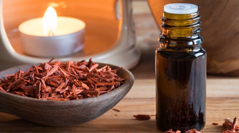 30歲女性在新年使用檀香香氛,透過氣味調整狀態並穩定能量