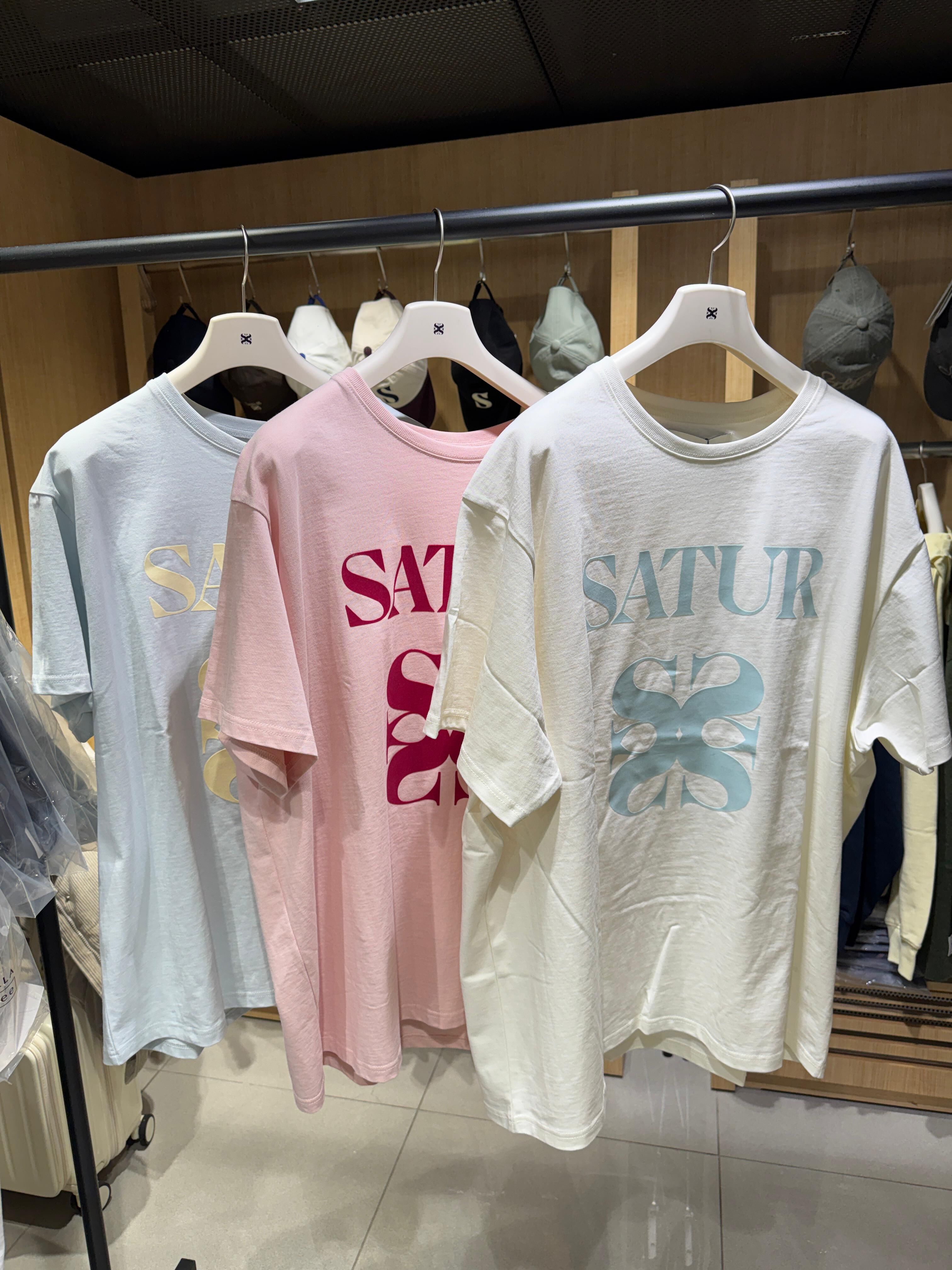 Satur｜必買25折扣款🌟極少庫存🌟｜Satur Print Color Logo T-Shirt  SA252MTS14 [3 colors]