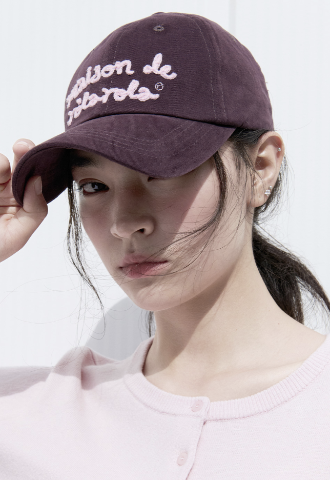 【入LIVECODE一件減至$208😱🔥！】【聖水洞封館！張員瑛代言X韓妹大愛品牌🎀】【ROLAROLA】MAISON DE ROLA EMBROIDERY CAP WINE