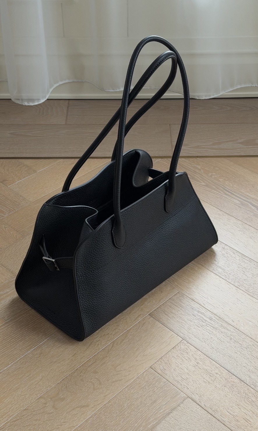 【2色入】The Row Margaux Shoulder 12 Bag in Leather