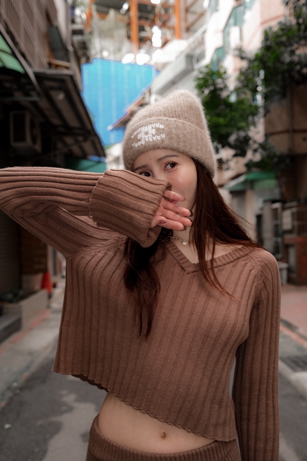 坑條反摺袖針織上衣_AMISSA（咖）