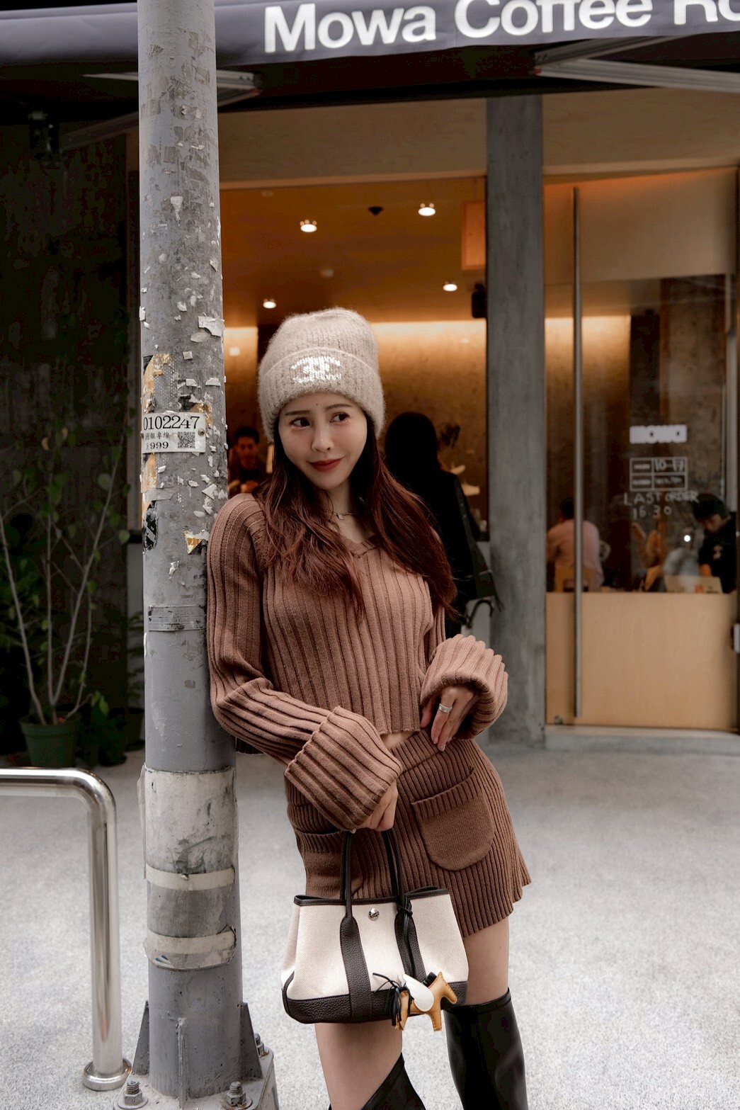 坑條反摺袖針織上衣_AMISSA（咖）