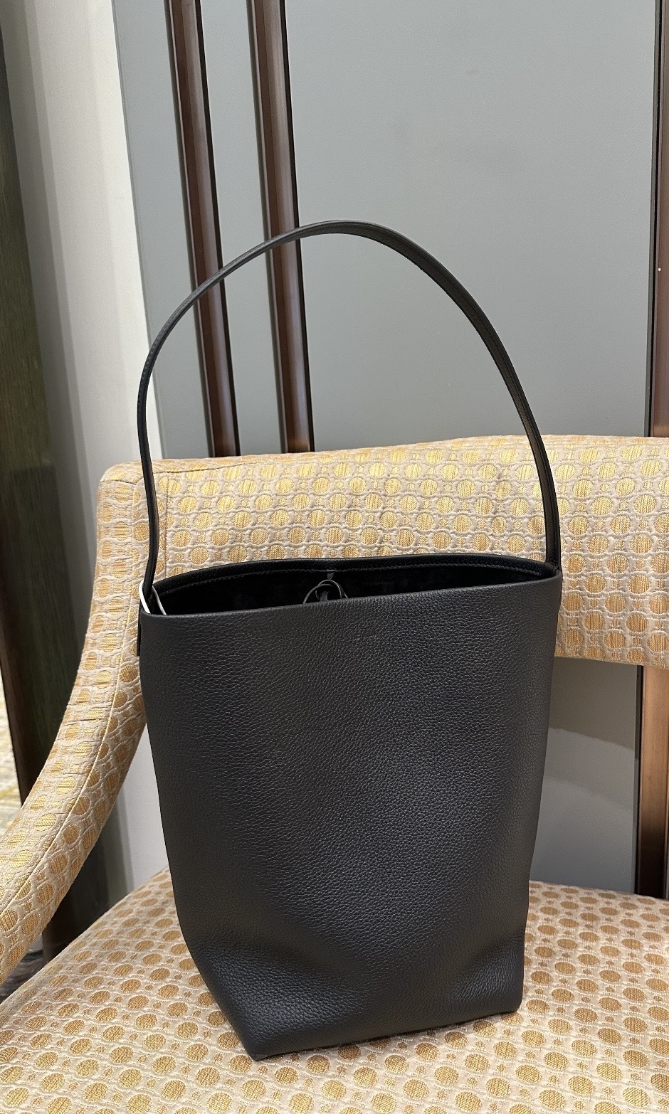 The Row Park Medium Tote Bag in Suede 黑色