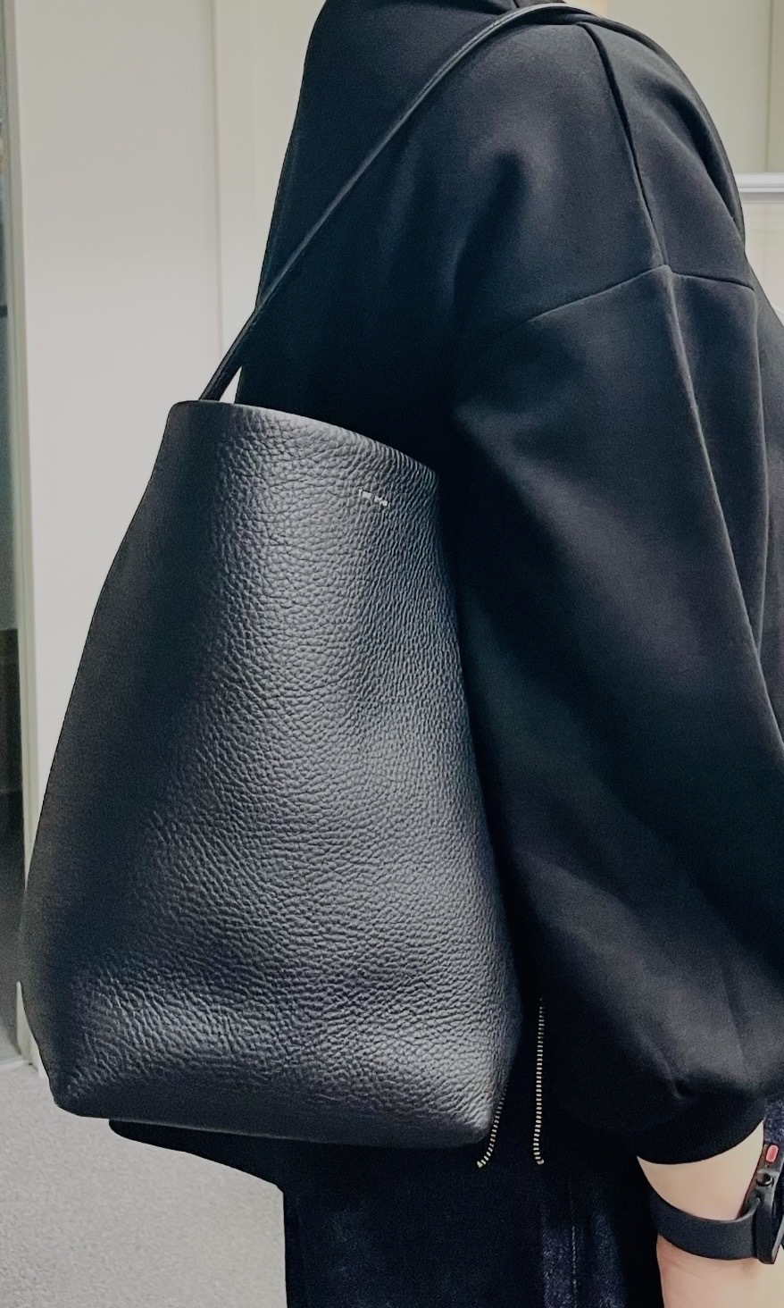 The Row Park Medium Tote Bag in Suede 黑色