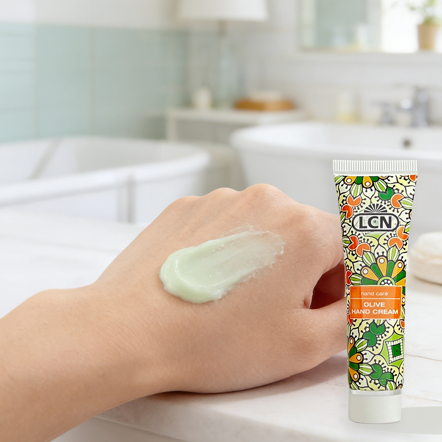 LCN 橄欖水漾潤手霜, 30ml