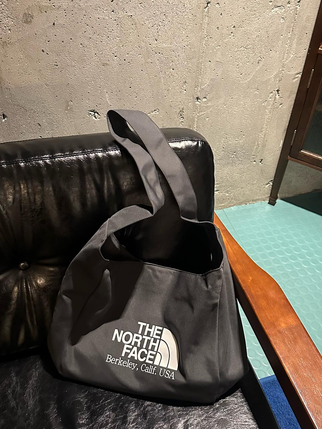 代購-北臉THE NORTH FACE 20L 經典簡約Logo標 單肩斜挎戶外包 黑色 男女同款情侶款 NN2PQ14J