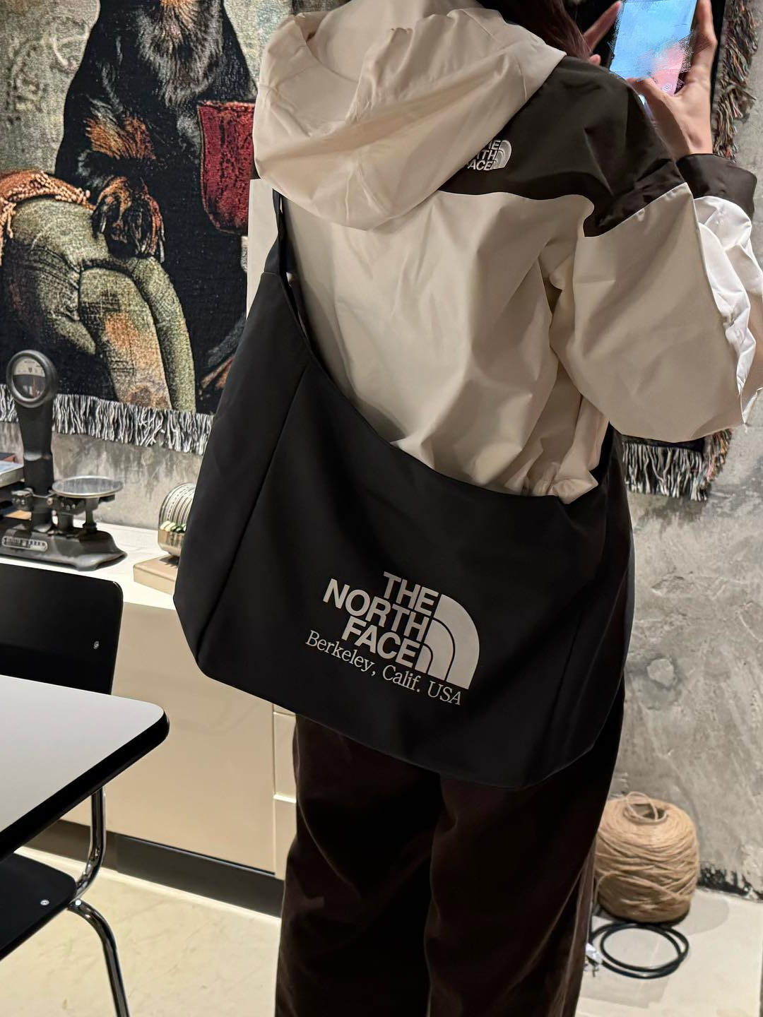 代購-北臉THE NORTH FACE 20L 經典簡約Logo標 單肩斜挎戶外包 黑色 男女同款情侶款 NN2PQ14J