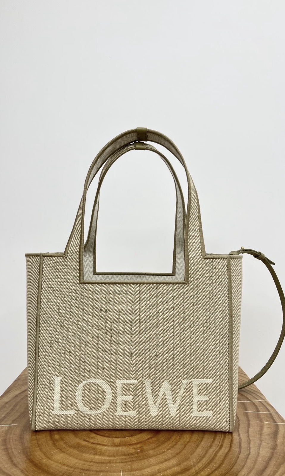 LOEWE font tote medium 奶茶拼白色