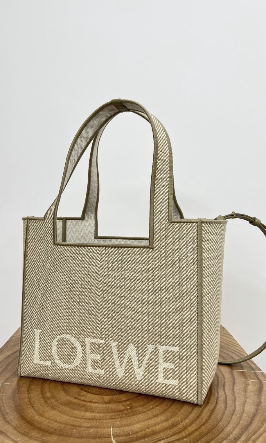 LOEWE font tote medium 奶茶拼白色