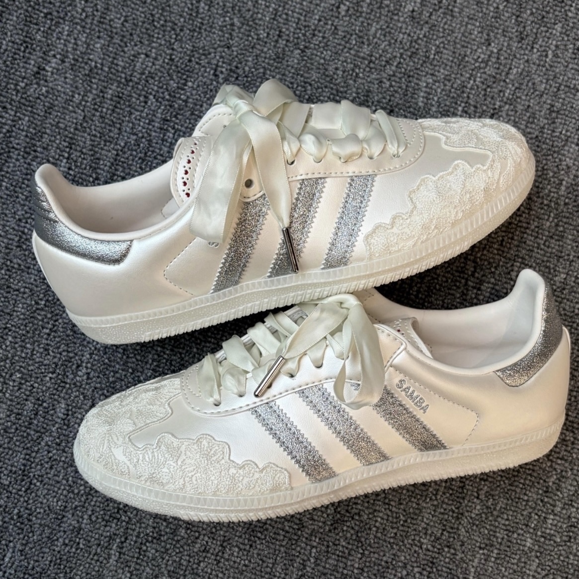 ADIDAS ORIGINALS SAMBA OG 銀色閃粉 蕾絲花紋 緞面 米白 休閒鞋 森巴 女鞋 HP3658