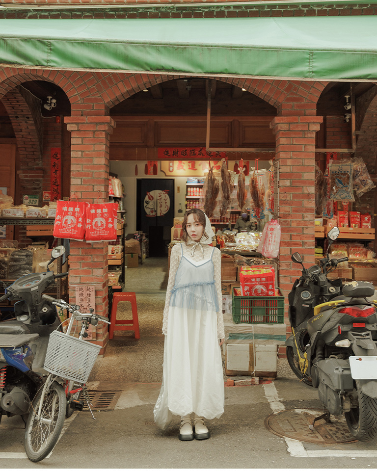 Color-blocked mesh vest with ruffled trim and balloon details, available in three colors.【01087162】in stock+pre-order