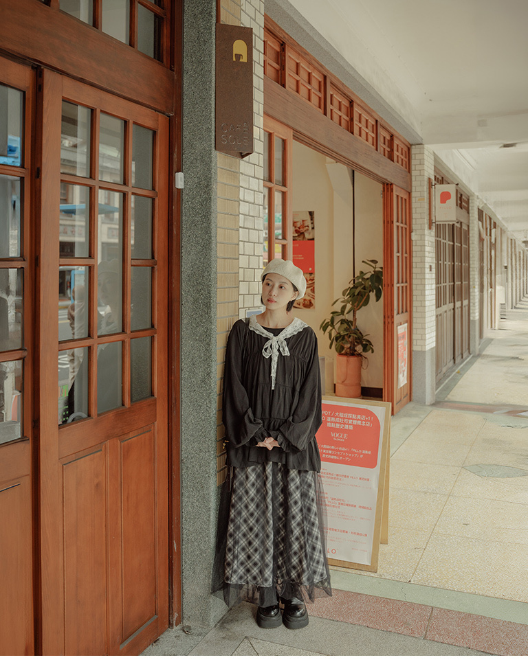 Textured cake-style cutout umbrella-hem round neck top, available in two colors.【01099366】in stock+pre-order