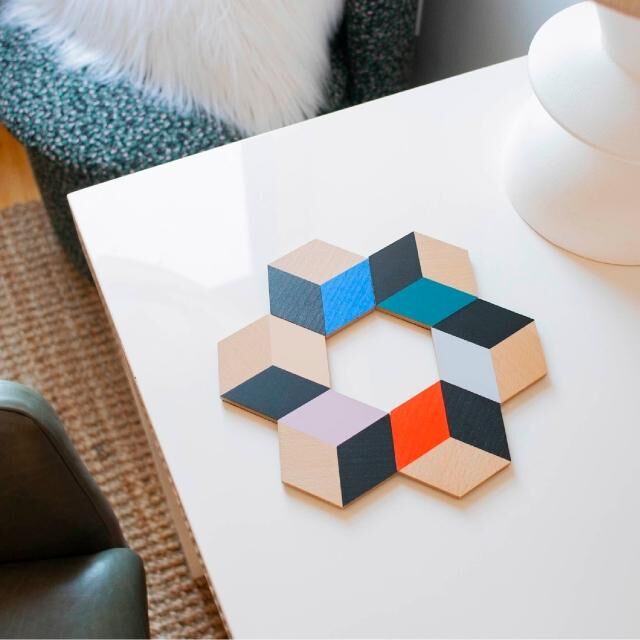 Bower Studio-牆面磁磚杯墊，色彩和幾何圖案營造出3D立體效果，可以隨心所欲地組合擺放
