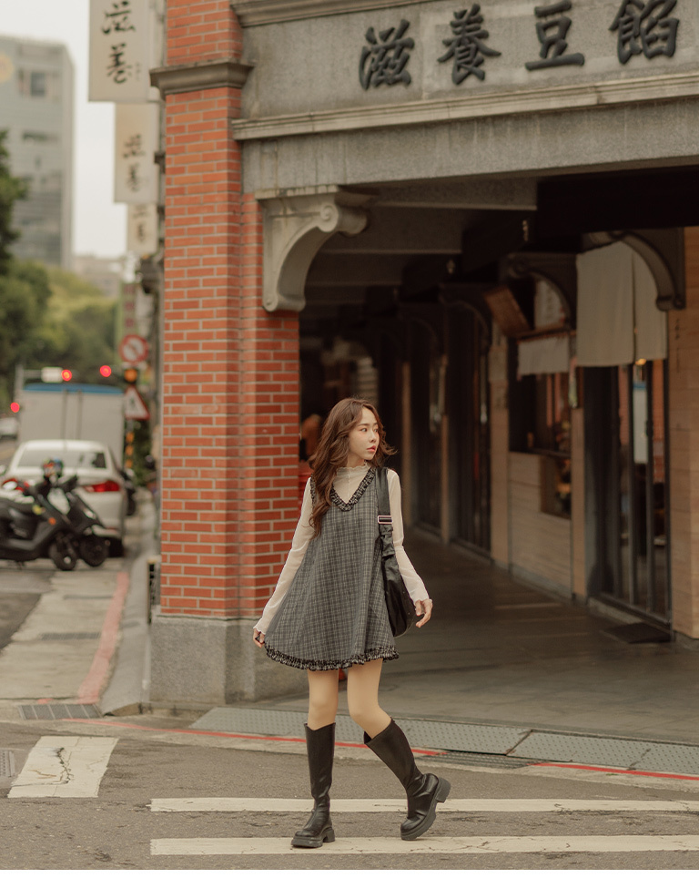 Checkered sheer sleeveless cropped top with ruffled hem, available in two colors.【01099560】in stock+pre-order