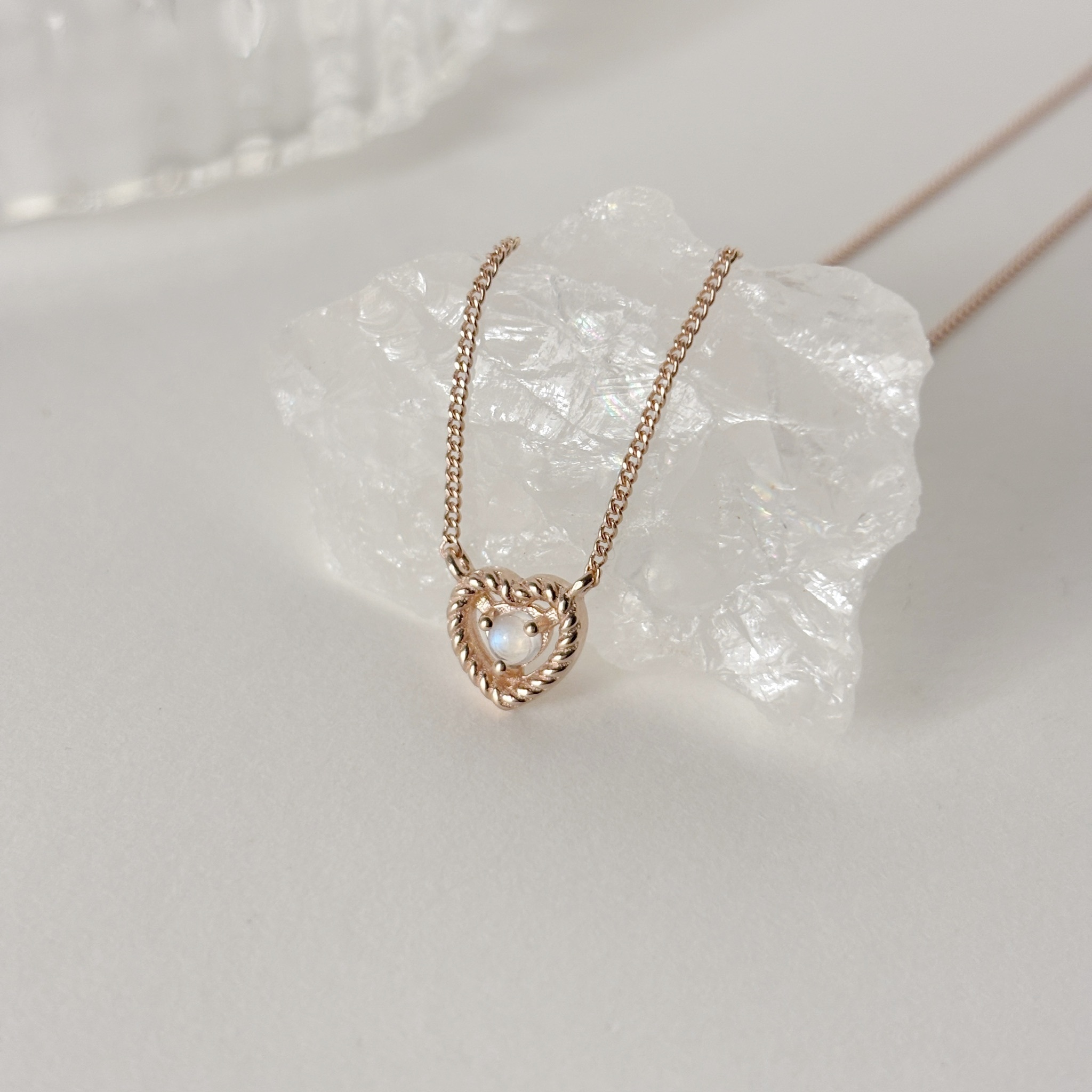 麻花簍空愛心月光石鎖骨鏈