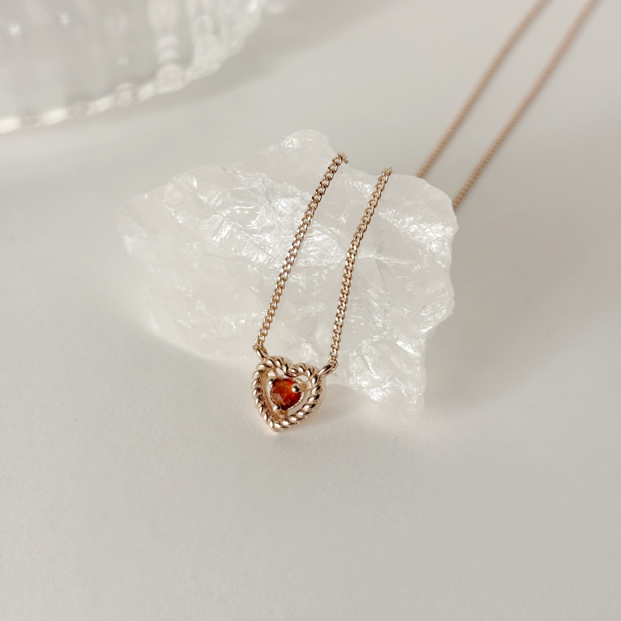 麻花簍空愛心石榴石鎖骨鏈