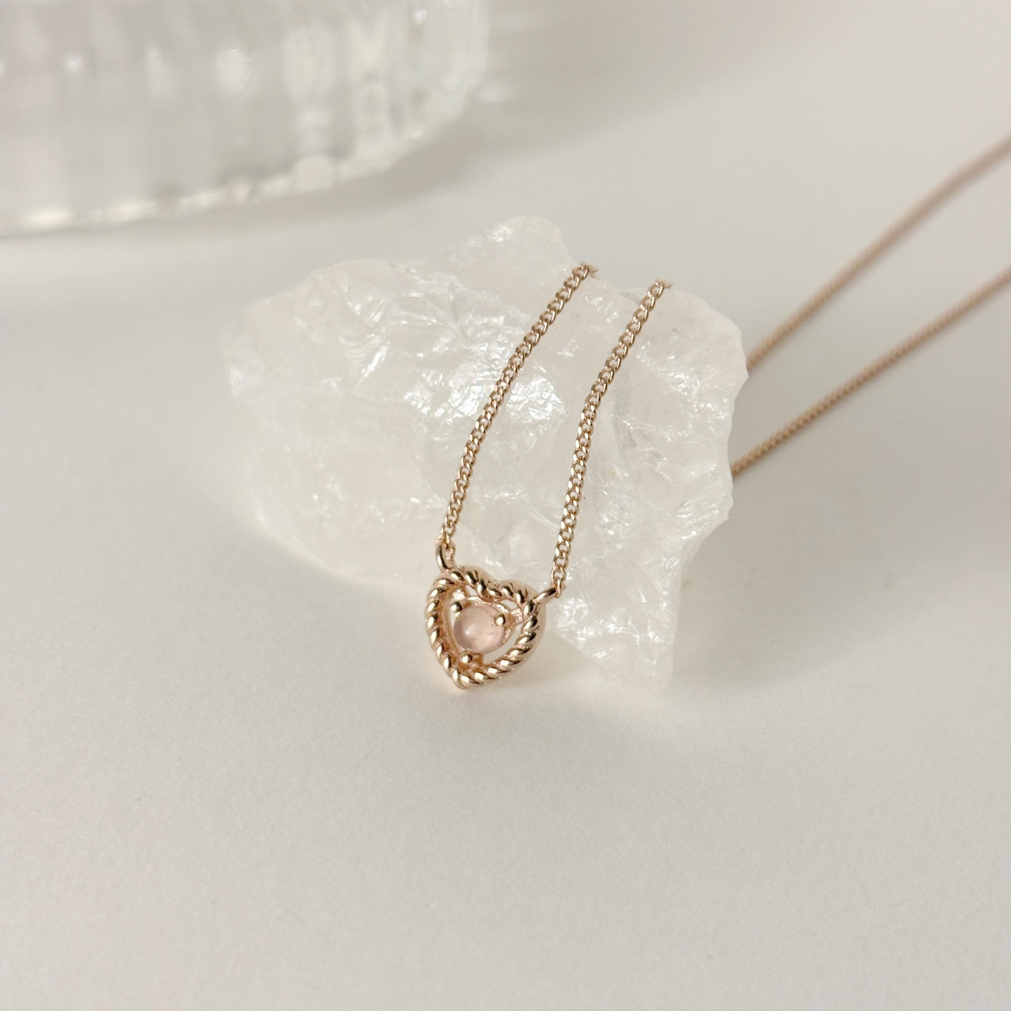 麻花簍空愛心粉晶鎖骨鏈