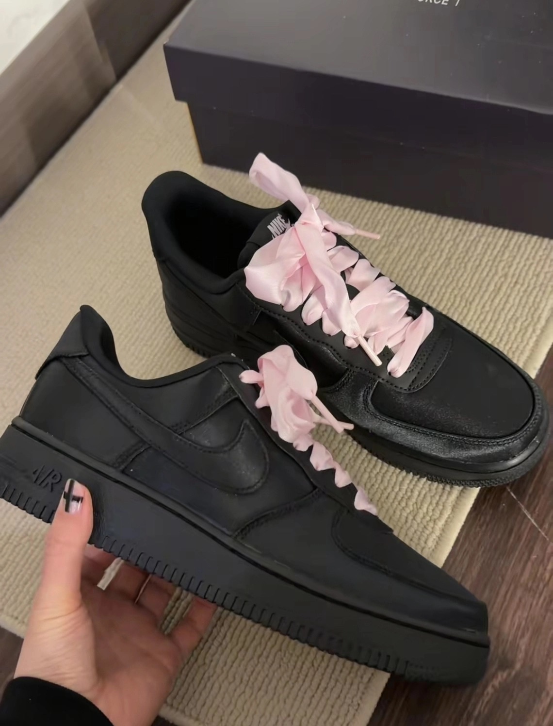 代購-Nike Air Force 1 Low "Black Satin" 緞帶 黑粉 絲綢黑武士 日本限定 Jisoo同款 IH2034-010