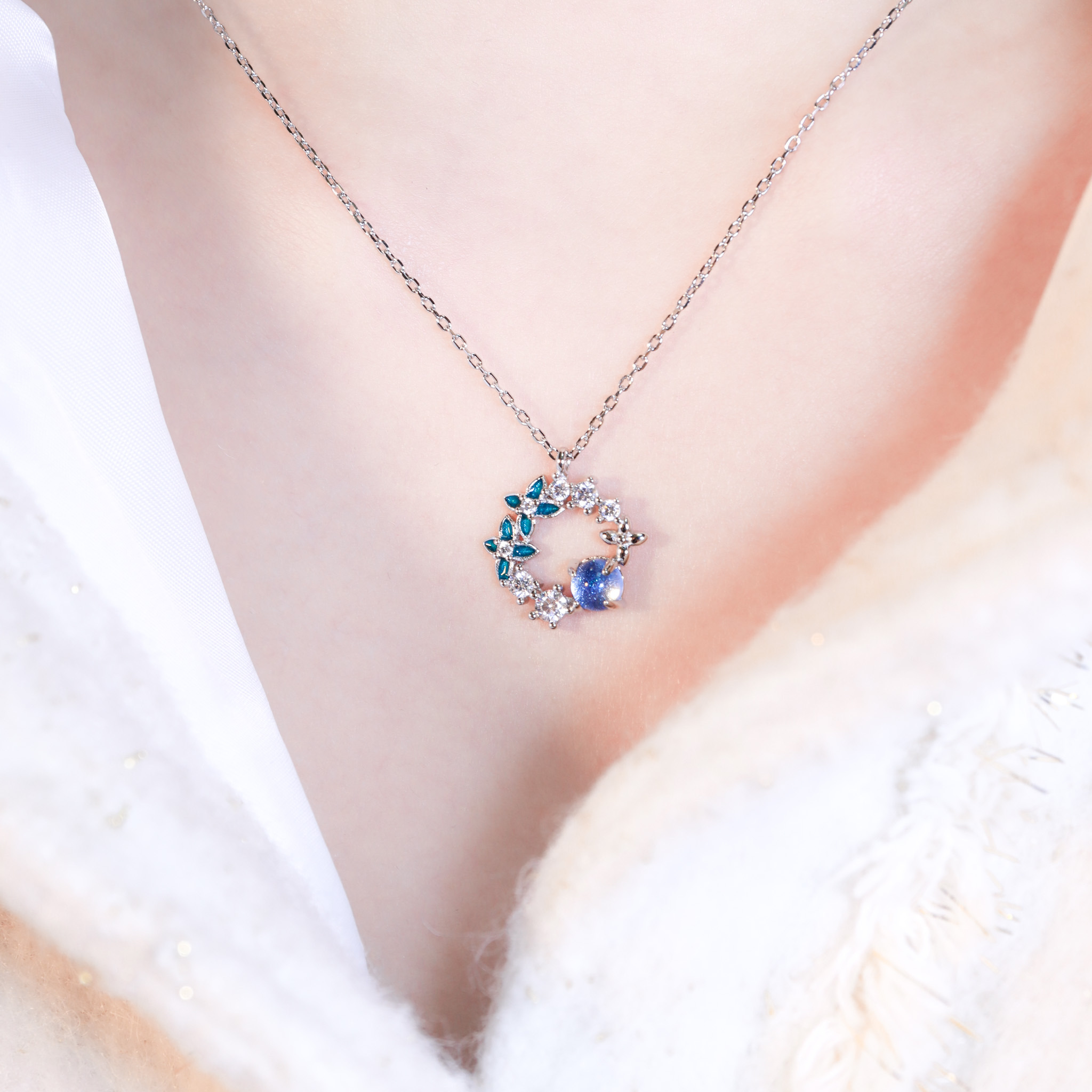 | 925純銀・厚鍍白金・琉璃 | 漫藍花期不朽項鍊 | NE1574 |