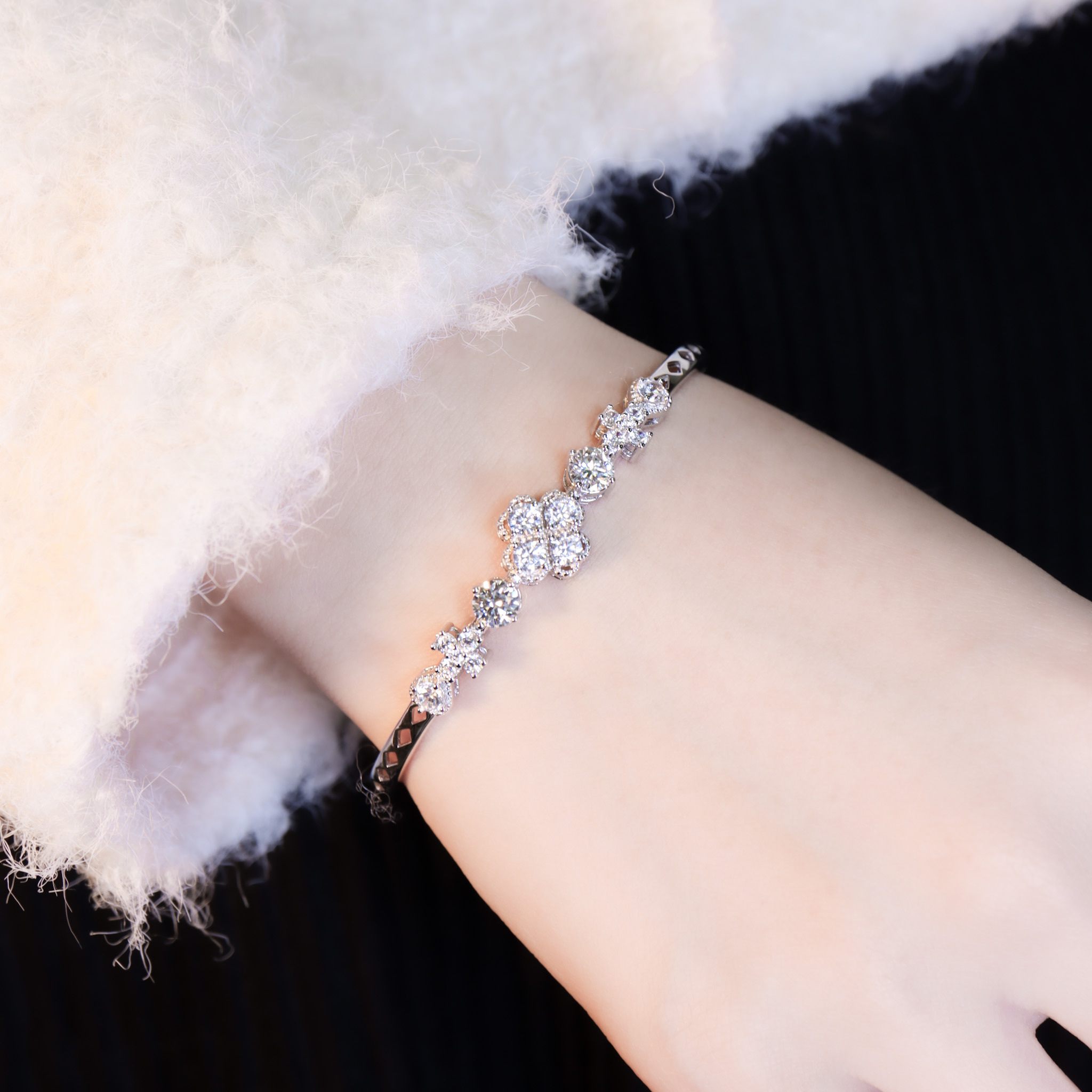 | 925純銀・ 厚鍍白金 ・莫桑石 | 鑽光極致幸福手鐲 | BR1504 |