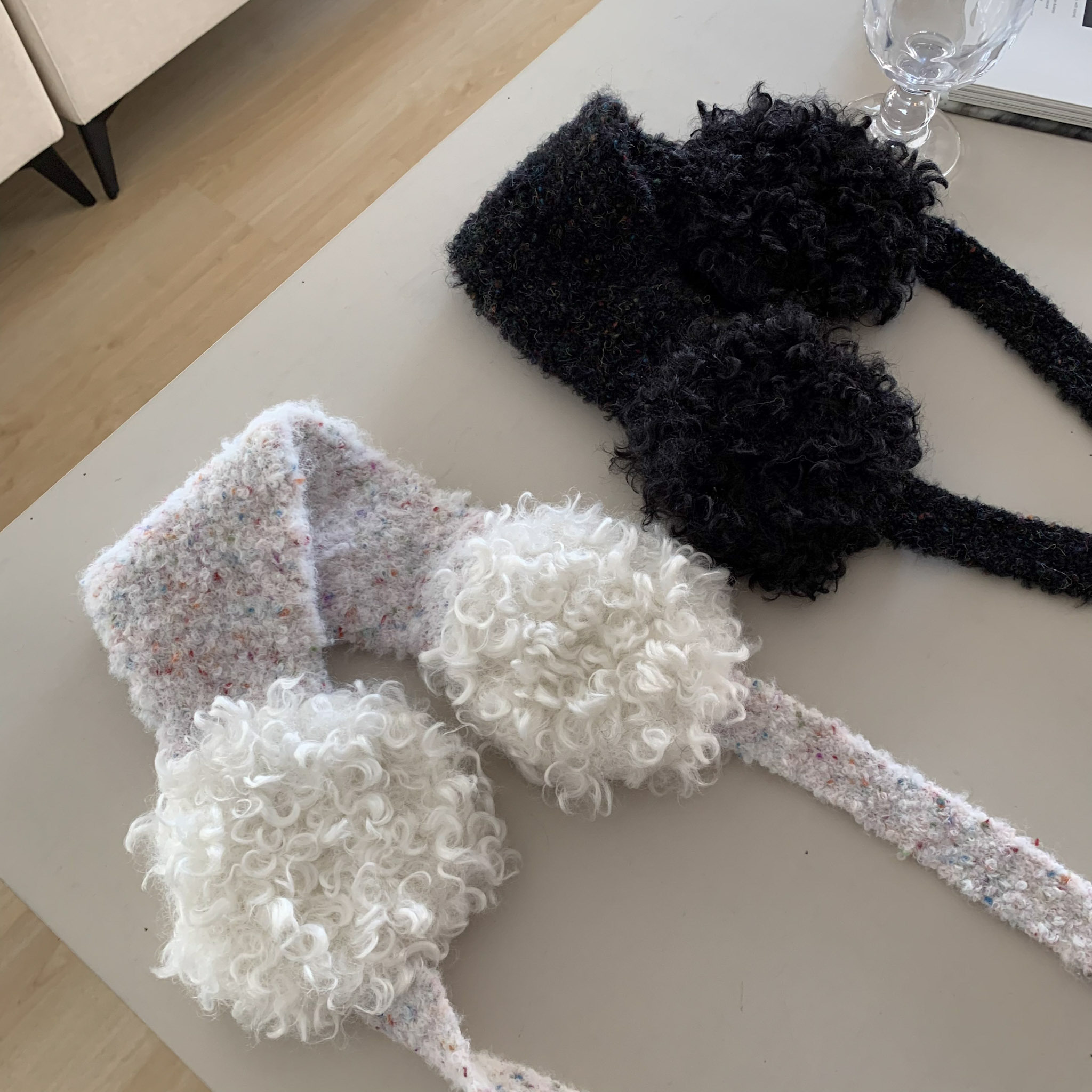 ISA_一戴就可愛! 奶油糖粒小捲毛綁帶耳罩_61037