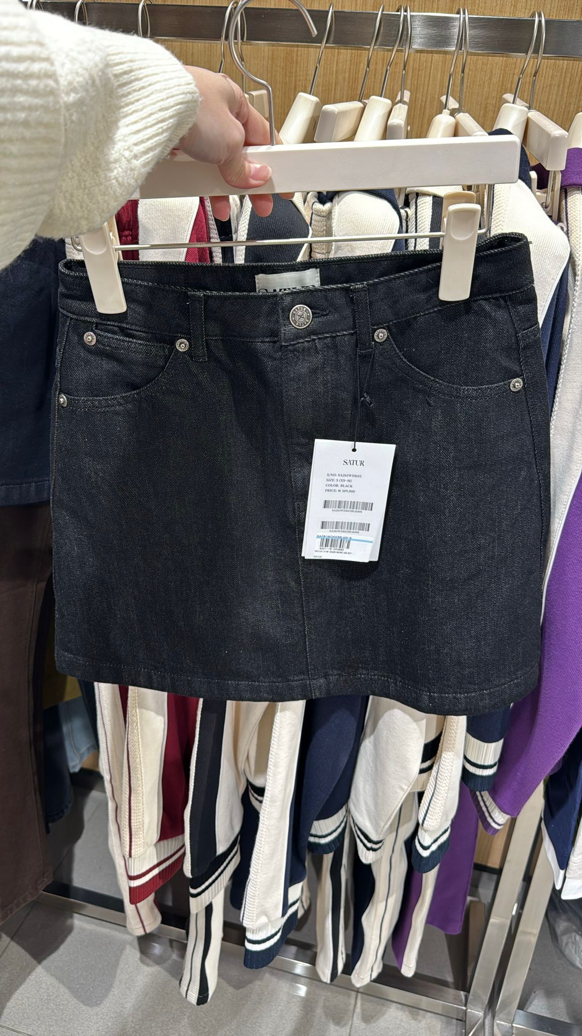 Satur｜官網未上架新款Black Short Skirt SA261WDK03