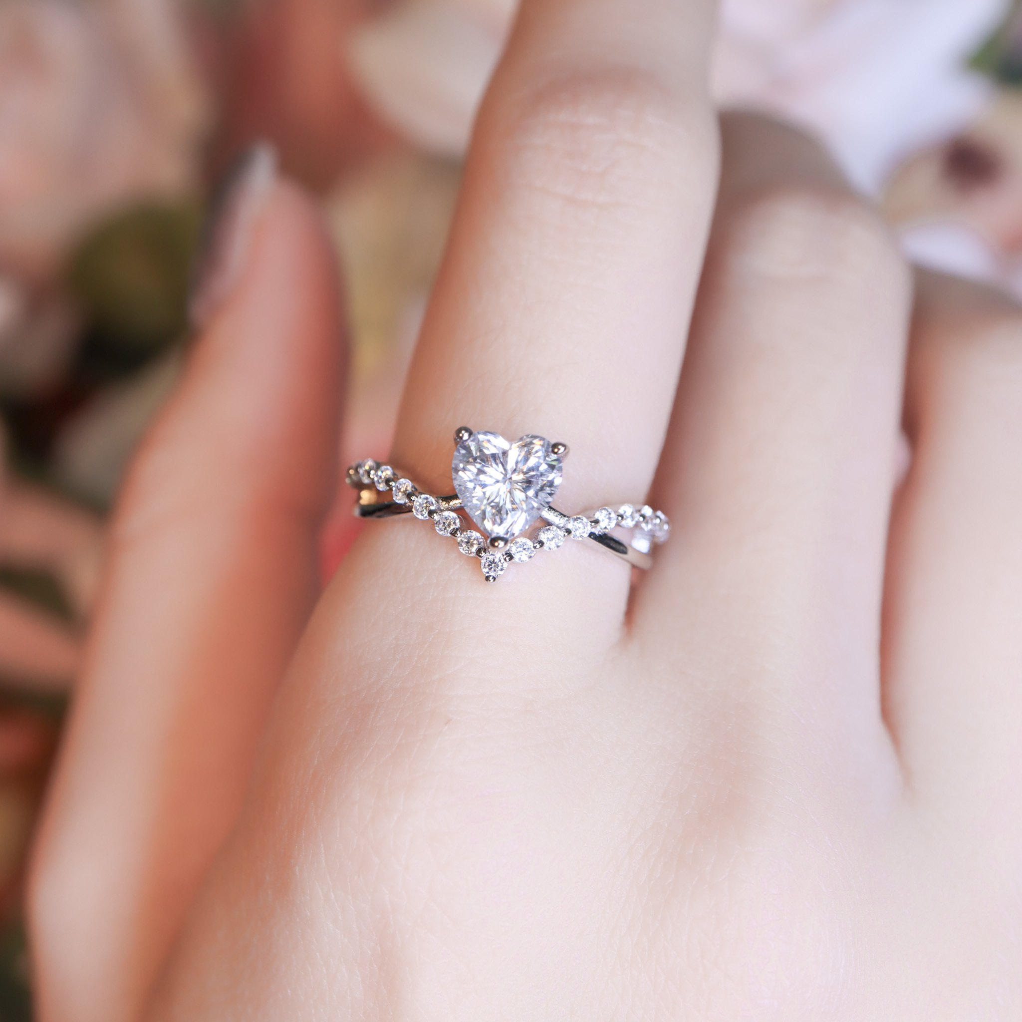 | 925純銀・厚鍍白金・莫桑石 | 鑽光珍惜愛戒指  | RI1035 |