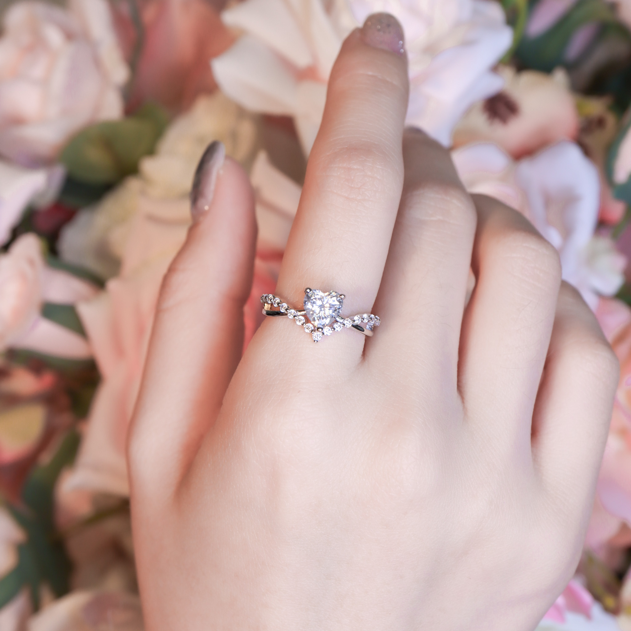 | 925純銀・厚鍍白金・莫桑石 | 鑽光珍惜愛戒指  | RI1035 |