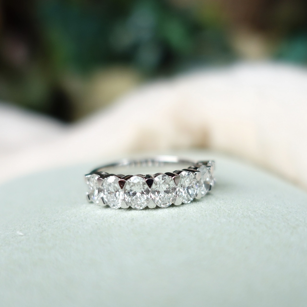 18K金鑲嵌GIA鑽石排戒指 - Oval Cut