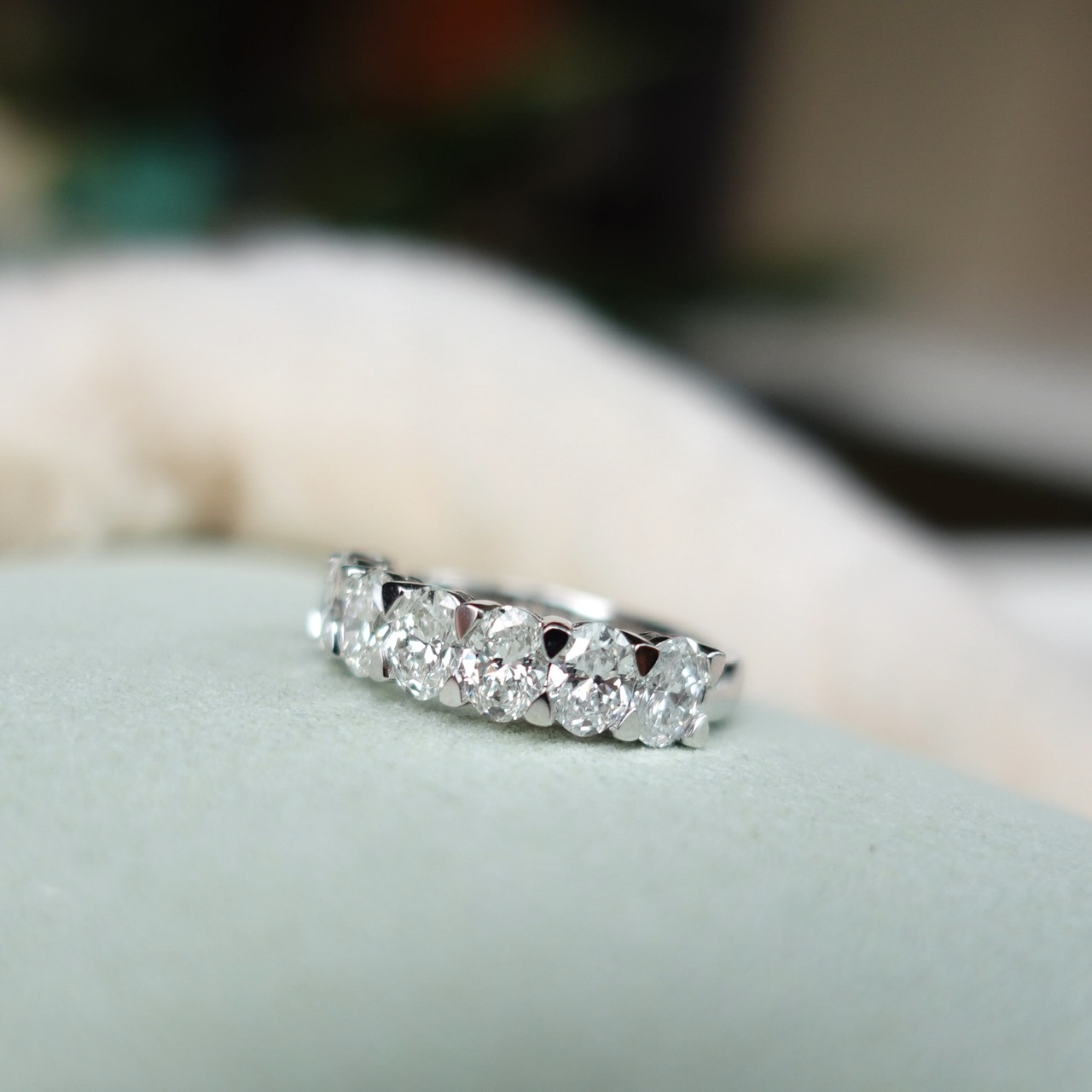 18K金鑲嵌GIA鑽石排戒指 - Oval Cut