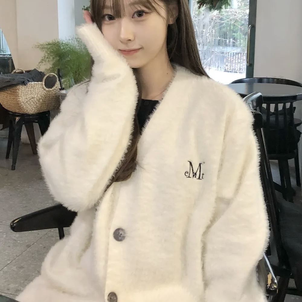 MUCENT 毛毛針織外套 V領開襟衫 胸前LOGO 三色 韓國代購 秋冬服飾 保暖