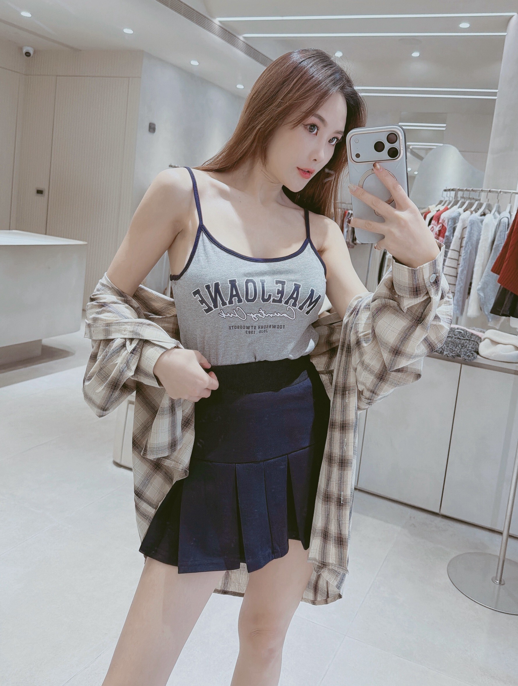 細肩字母背心+格紋襯衫+百摺褲裙