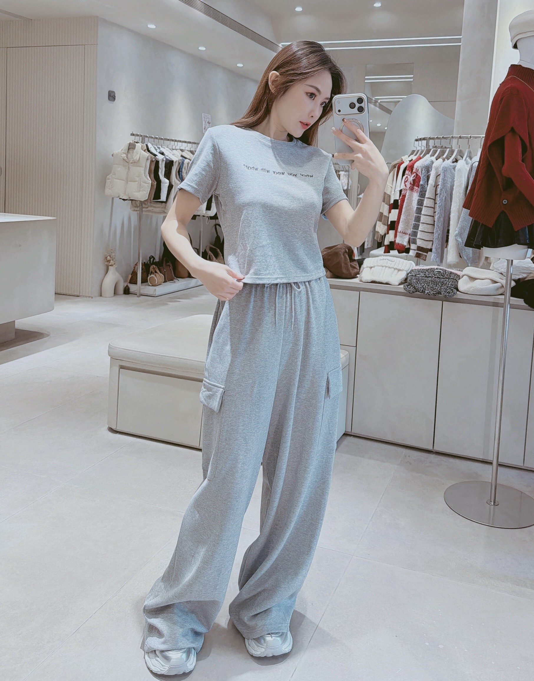 刺繡短版棉質衣+鬆緊工裝褲