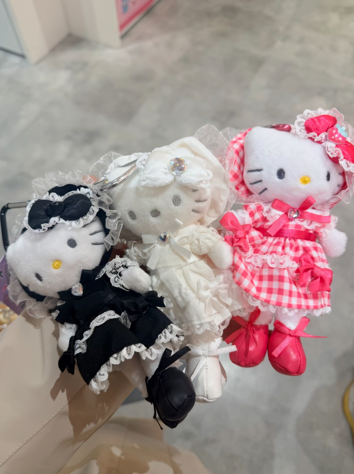 代購-<日本限定> Sanrio 三麗鷗 Hello Kitty 蘿莉塔家族 長腿KITTY 白 粉 黑 三款 吊飾