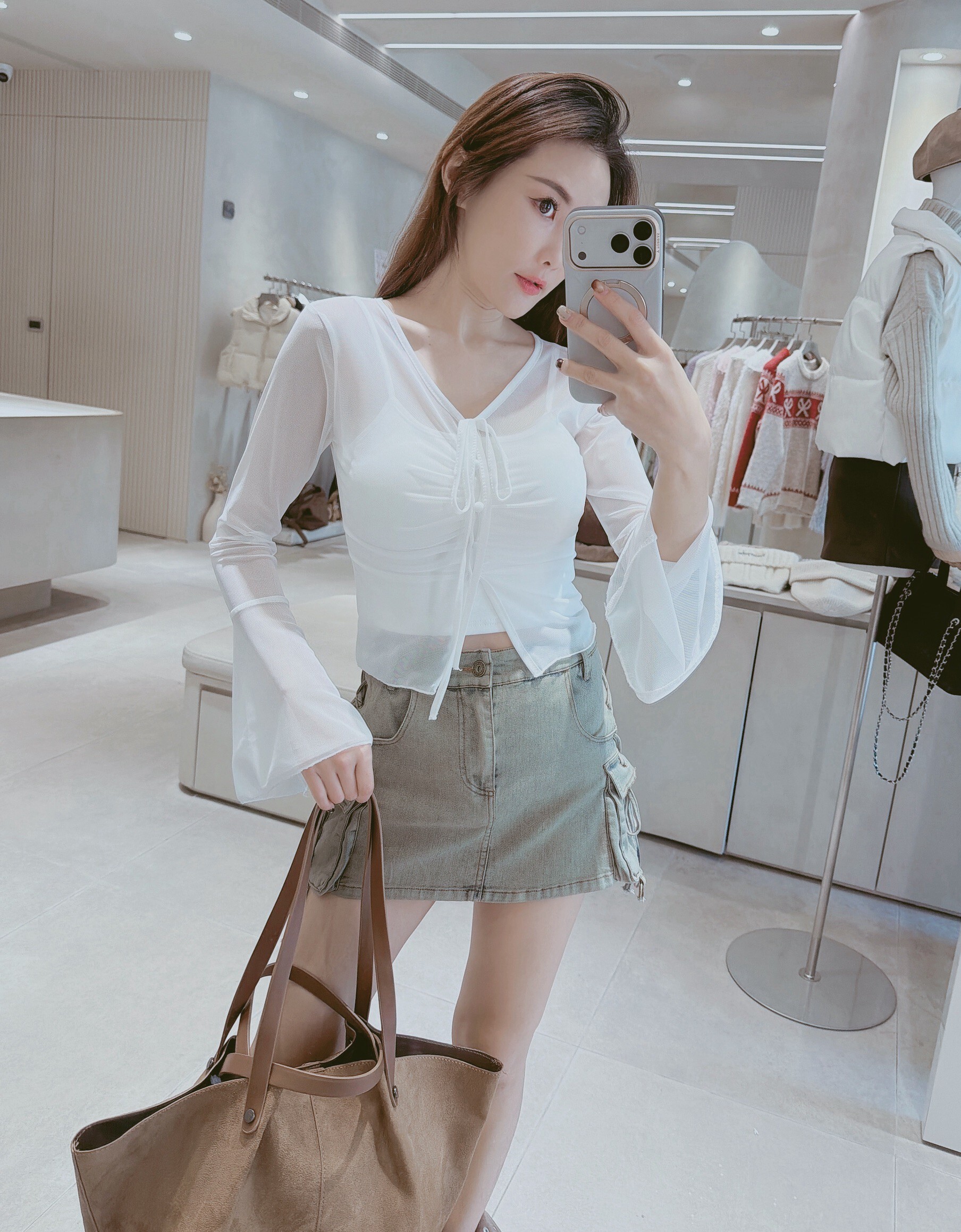 喇叭袖前綁透膚排釦衣+小可愛