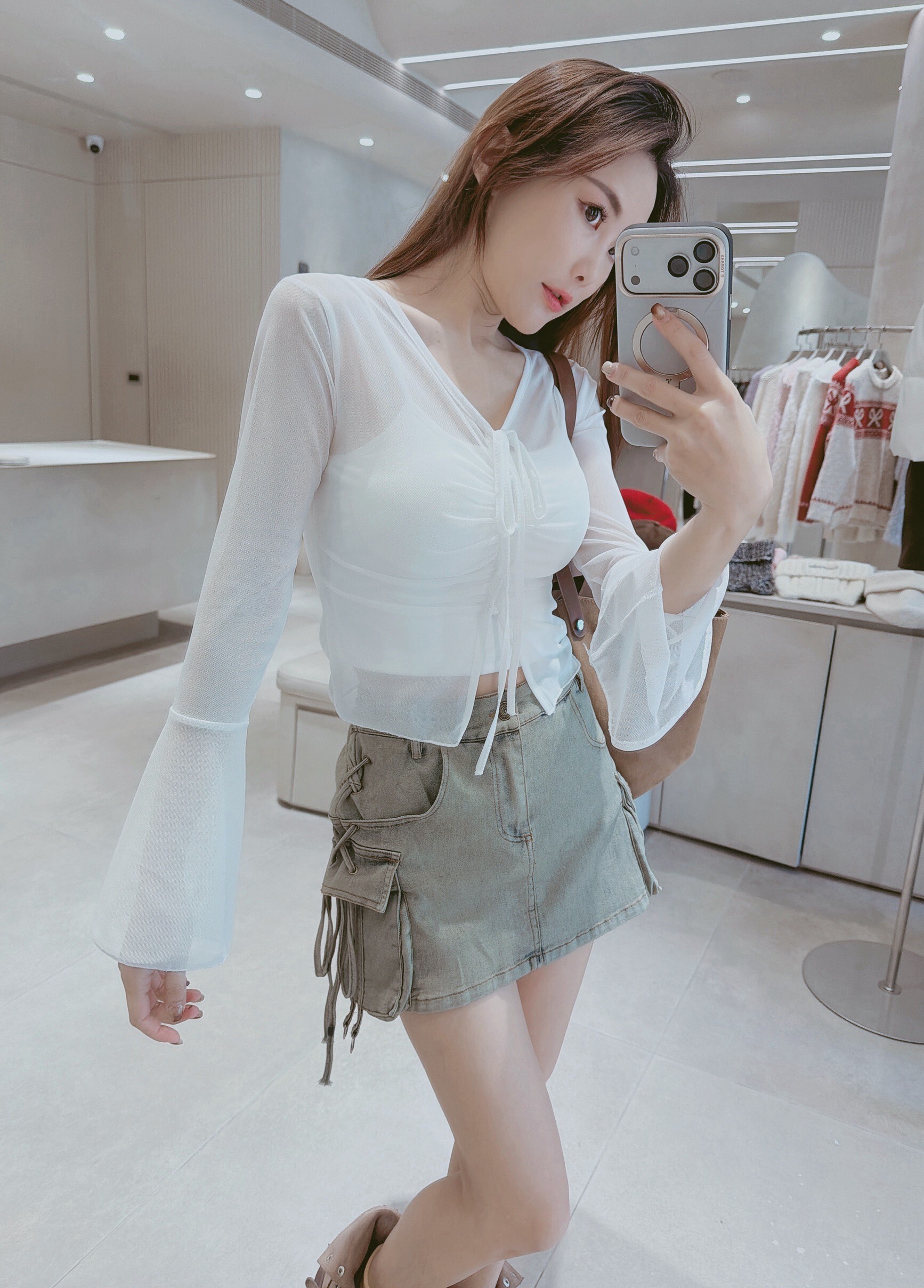 喇叭袖前綁透膚排釦衣+小可愛