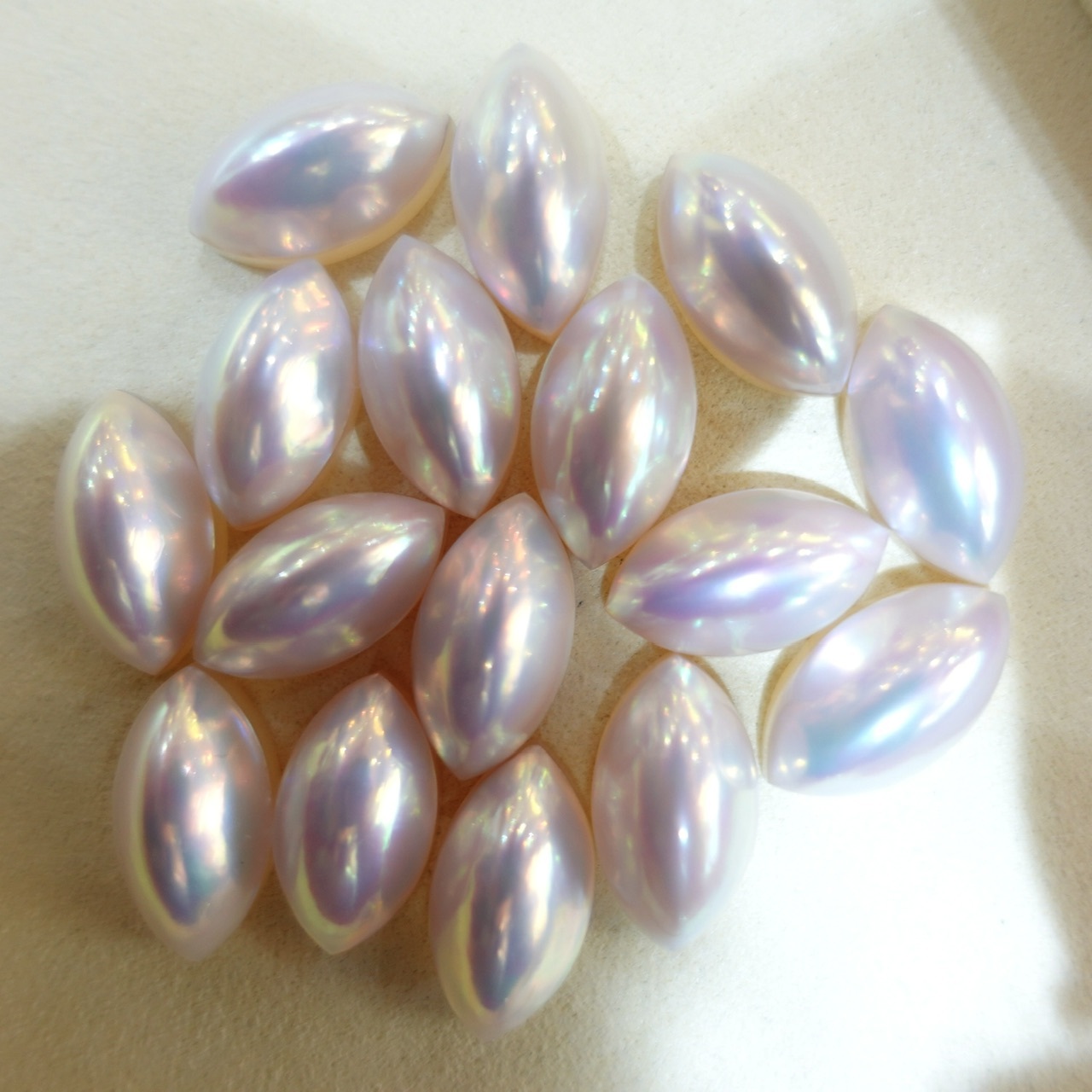 日本稀有極光白色馬貝裸珠 - 馬眼形