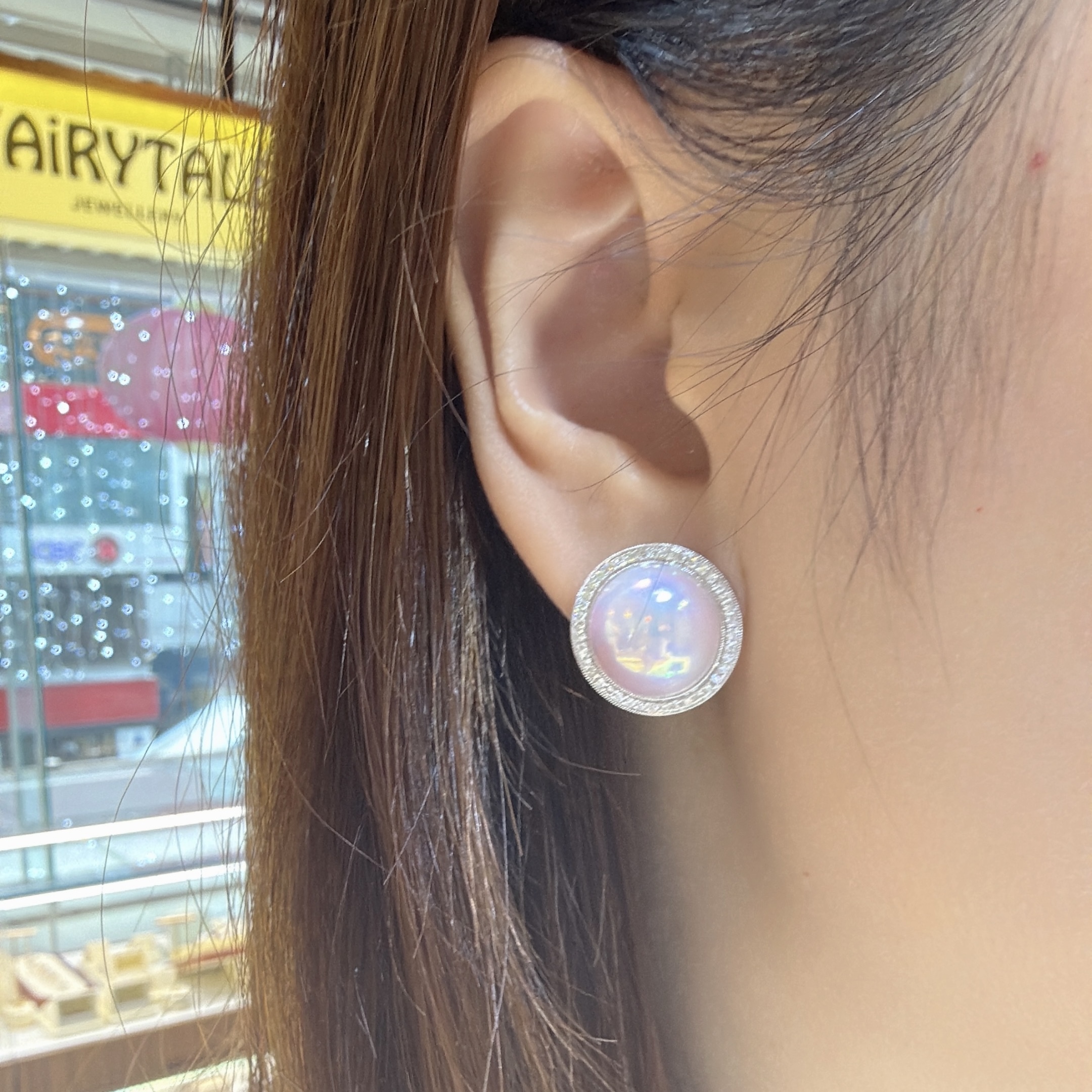 18K金日本稀有極光炫彩白色馬貝珠鑽石耳環