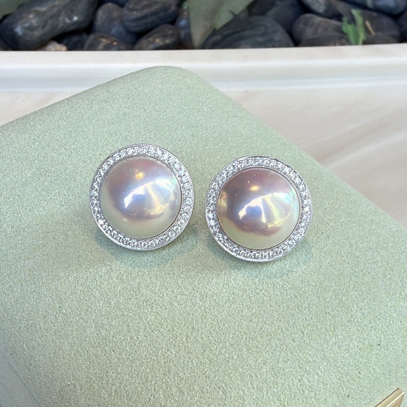 18K金日本稀有極光炫彩白色馬貝珠鑽石耳環