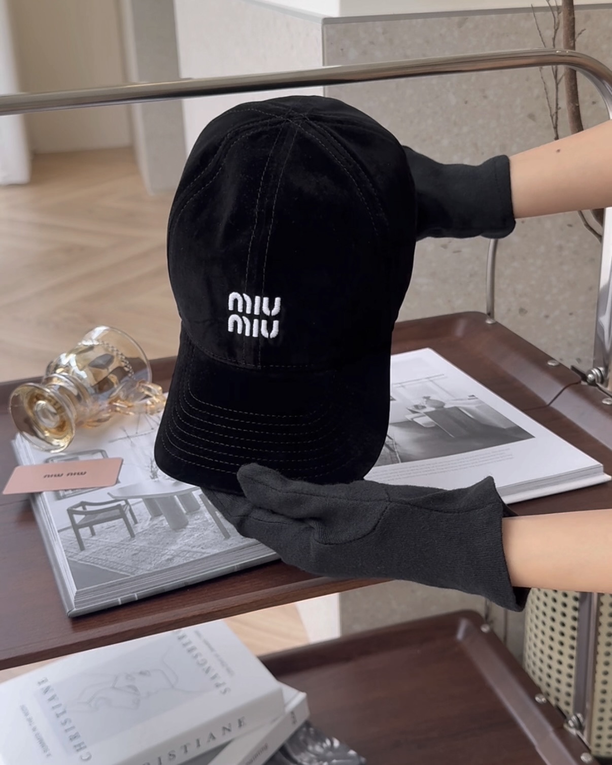 MIUMIU｜絨面繩結棒球帽 黑色/菸草色