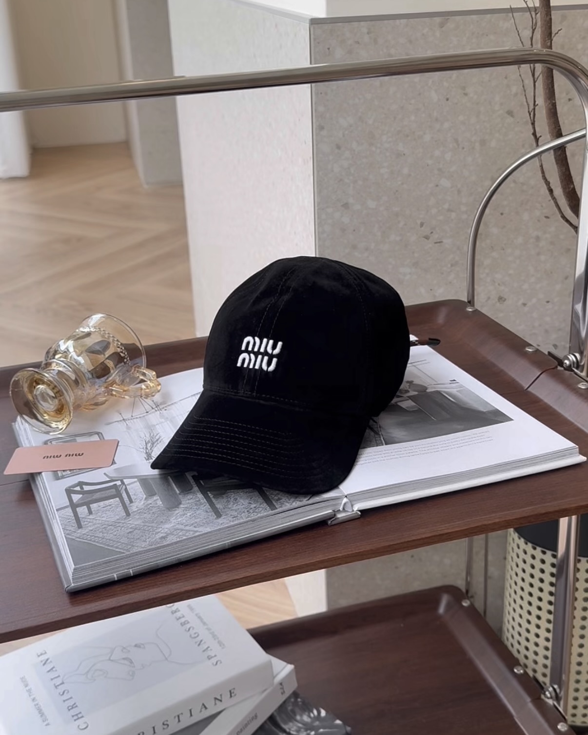 MIUMIU｜絨面繩結棒球帽 黑色/菸草色