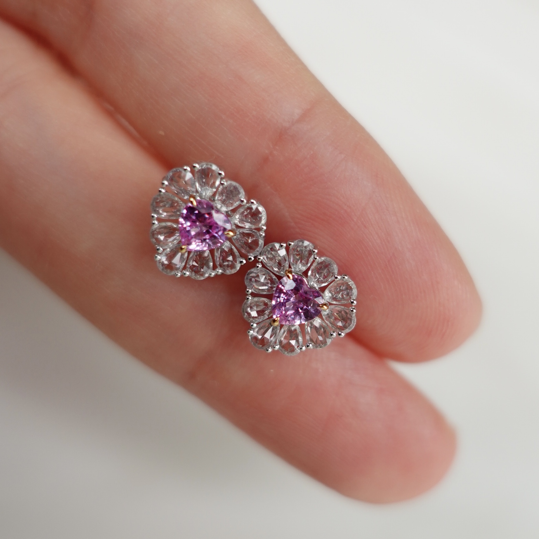 18K金心形粉紅藍寶石鑲嵌白藍寶耳釘