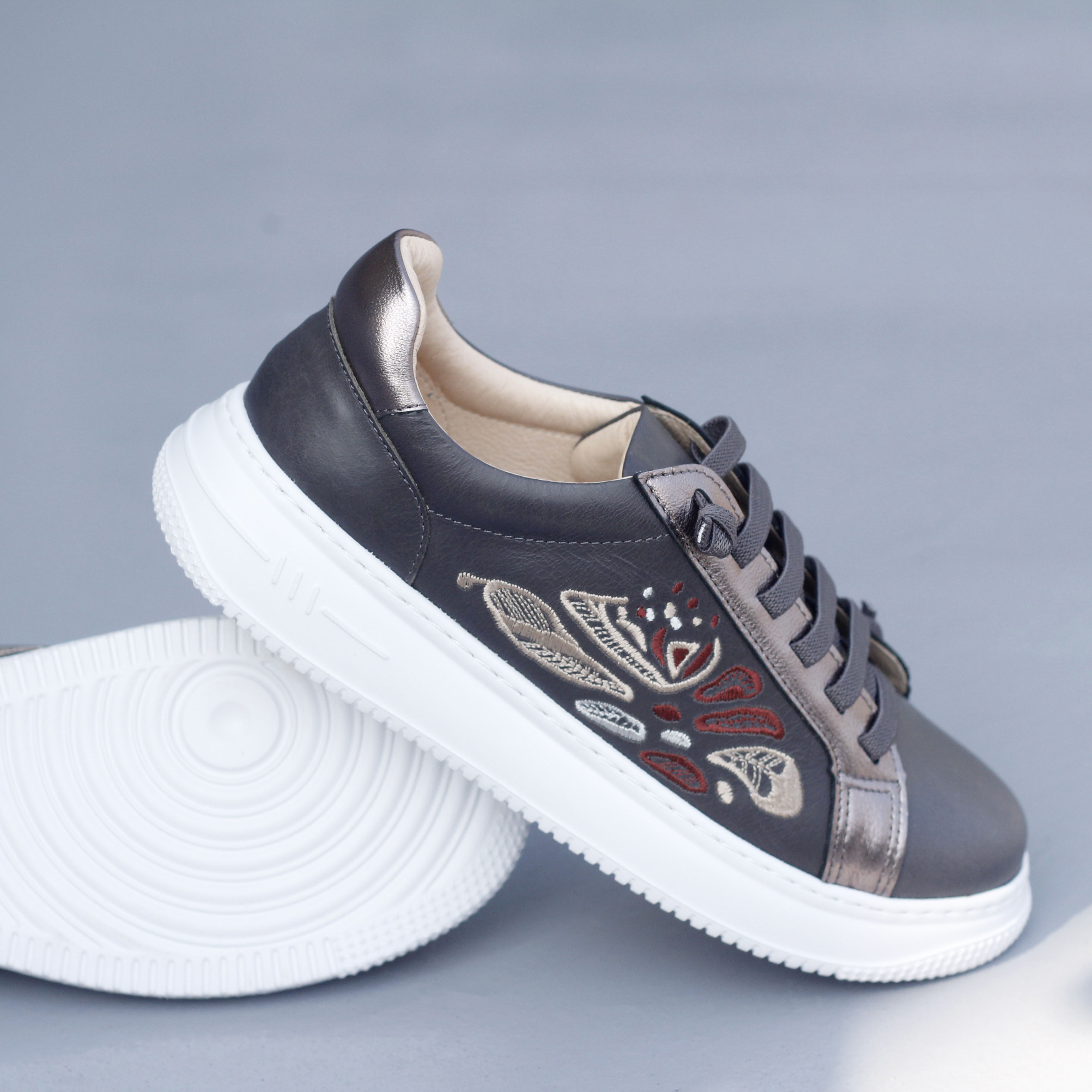 刺繡免綁帶休閒鞋｜府城輿圖(炭黑金)