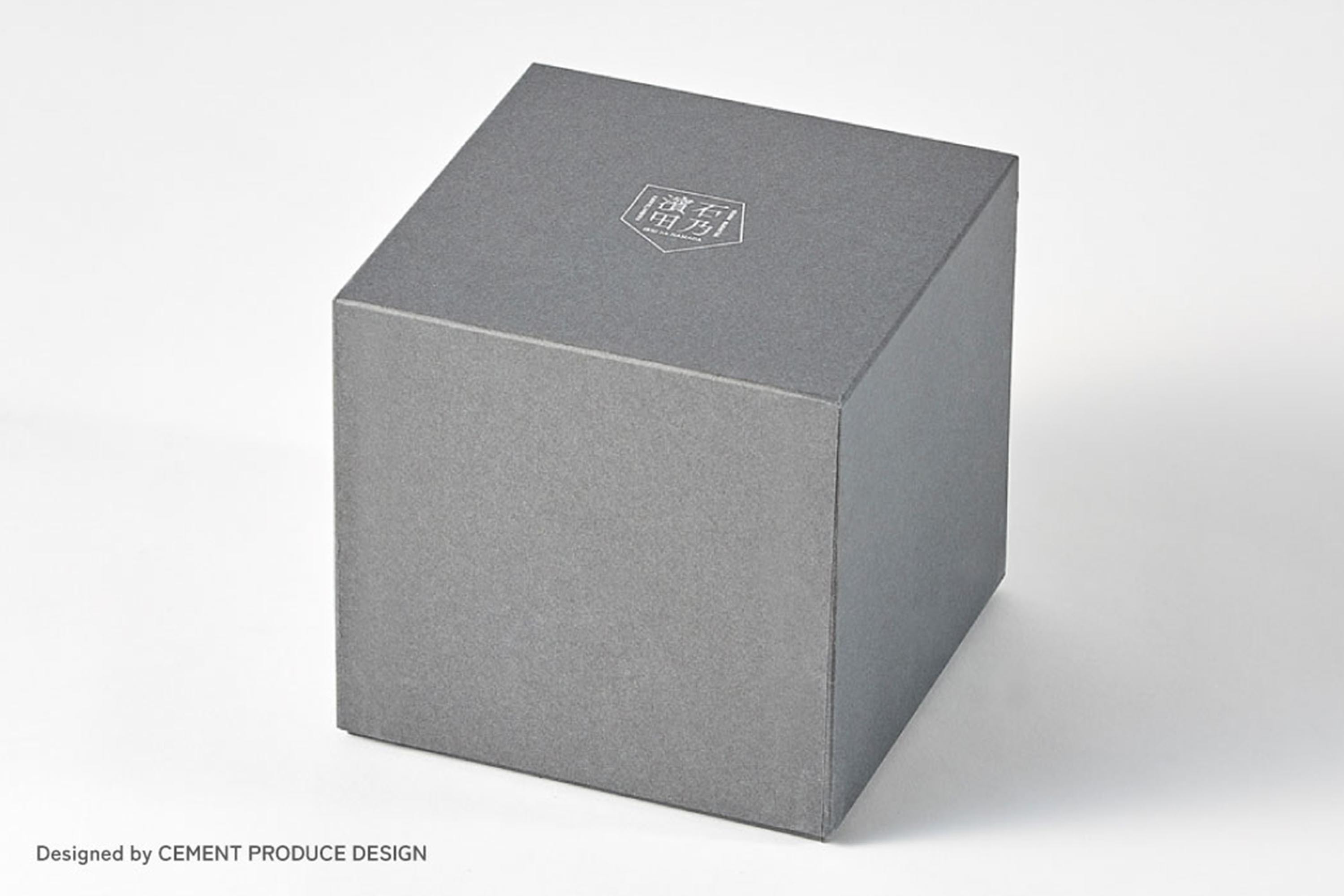 日本御影石(花崗岩)材質的炙燒用石缽爐，用以加熱海鮮風乾食品、年糕、貝類、豆腐蔬菜等，享受食材自然鮮甜的風味。